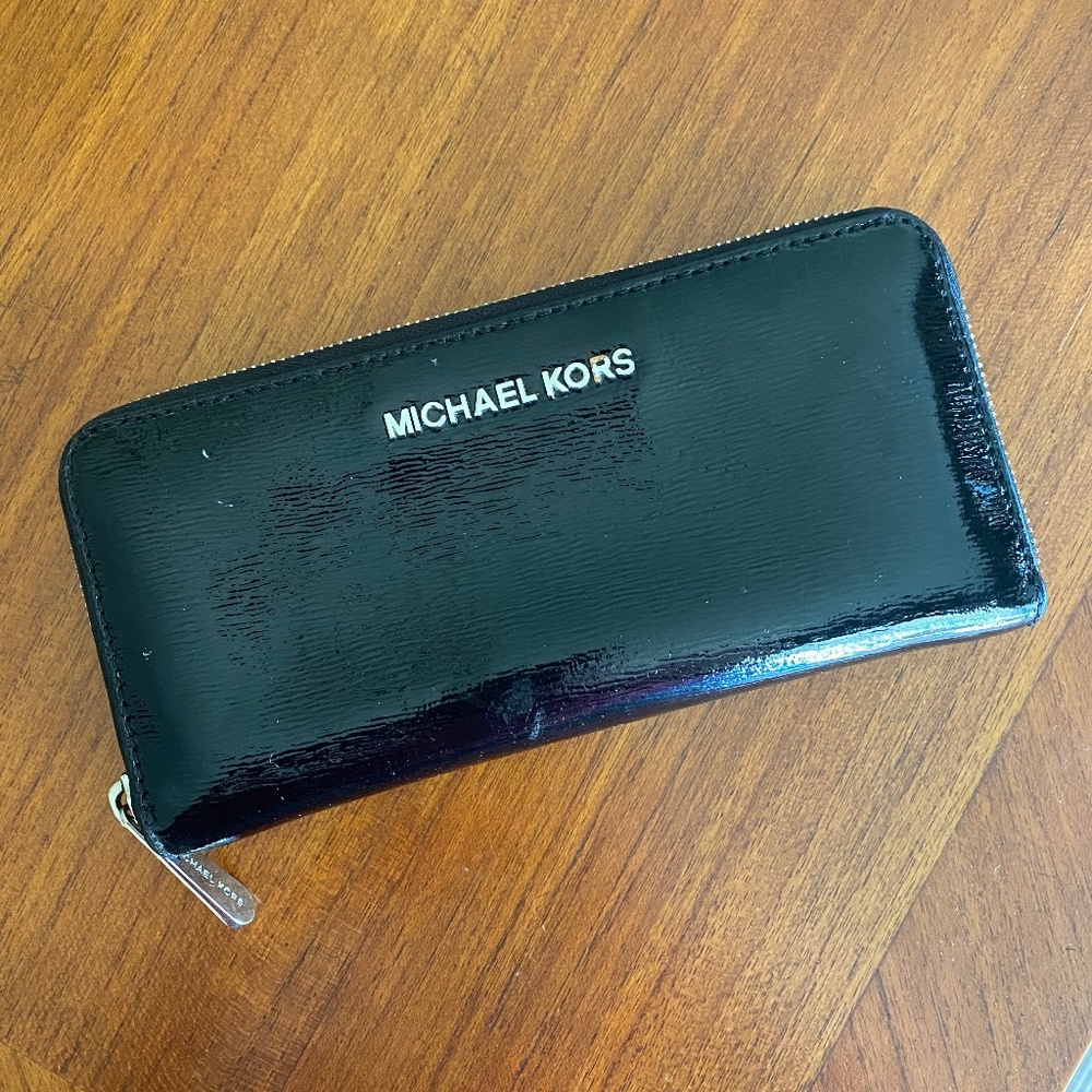 MICHAEL KORS BLACK PATENT LEATHER WALLET